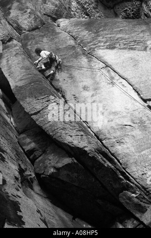 Rock Climber conduisant un parcours traditionnel dans l'Elbsandsteingebirge Allemagne Banque D'Images