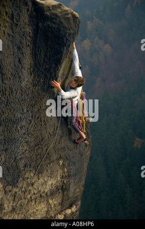 Rock Climber conduisant un parcours traditionnel dans l'Elbsandsteingebirge Allemagne Banque D'Images