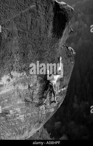 Rock Climber conduisant un parcours traditionnel dans l'Elbsandsteingebirge Allemagne sur Wolfsfalle Affensteine Banque D'Images