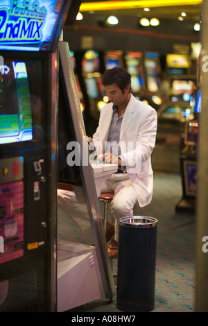 Homme jouant d'arcade à Soho London UK Banque D'Images