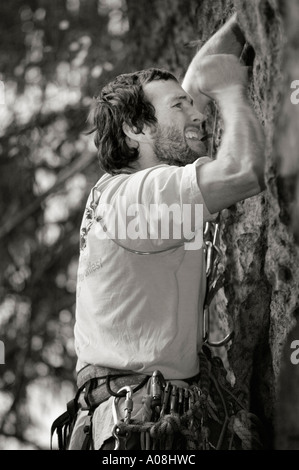 Climber Tobias Wolf part un forage forage manuel avec vis de la protection de l'Kronbohrer et marteau sur la base première ascension du Banque D'Images