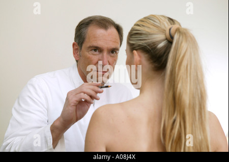 Arzt berät junge Frau vor einer Schönheitsoperation, médecin donnant des conseils de jeune femme avant l'opération en plastique Banque D'Images