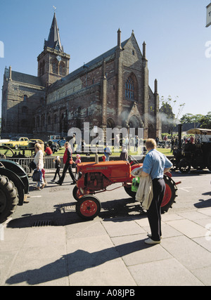 Broad Street dh KIRKWALL ORKNEY Ecosse le tracteur au rallye de voitures anciennes personnes St Magnus Cathedral tracteurs uk Banque D'Images