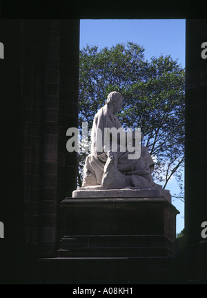 Les jardins de Princes Street dh ST Princes Gardens Edinburgh Sir Walter Scott monument commémoratif statue ci-dessous Banque D'Images