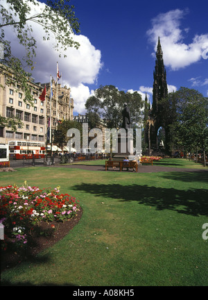 Les jardins de Princes Street dh ST Princes Gardens Edinburgh Sir Walter Scott Memorial Park et parterres Banque D'Images