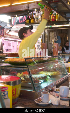 Bar à tapas dans le marché de la boqueria à Barcelone Banque D'Images