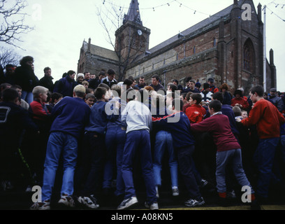 dh le Ba KIRKWALL ORKNEY garçons nouvel an Ba In Broad Street St Magnus cathédrale jeunes enfants ecosse enfants football Banque D'Images