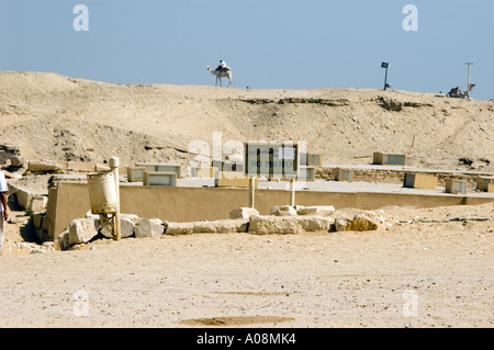 Policier en garde le chameau complexe pyramide à Saqqara, vallée du Nil, au sud du Caire, l'Egypte, l'Afrique. Banque D'Images