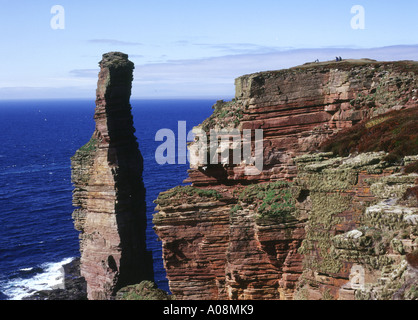 Dh Vieil Homme de Hoy HOY ORKNEY Randonneurs touristes assis sur seacliffs avec vue sur la mer si la pile de grès rouge Banque D'Images