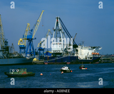 Navire-grue géant « Challenger », River Tyne au chantier naval de Swan Hunters, Wallsend, Tyneside, Tyne and Wear, Angleterre, Royaume-Uni. Banque D'Images