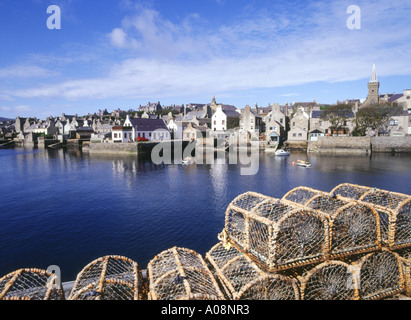 dh Scottish Harbour Waterfront STROMNESS HARBOUR ORKNEY Lobster creels scène quais maisons de la ville pêche pots cages de poissons pêche Ecosse pêche Banque D'Images