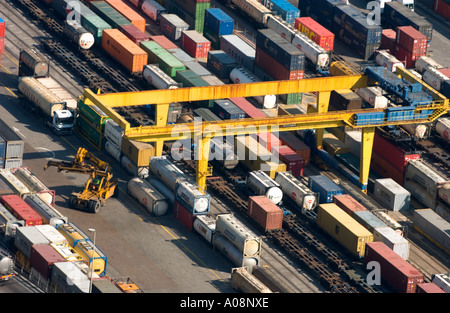 Conteneurs à marchandises et grue dans la partie industrielle du port de Barcelone, Espagne Banque D'Images