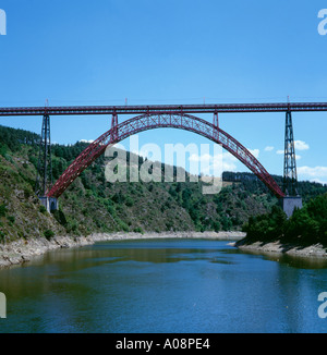 Passage de l'acier (Viaduc de Garabit construit par Gustave Eiffel) sur la rivière de la Truyère, dans le sud de la France, l'Europe. Banque D'Images