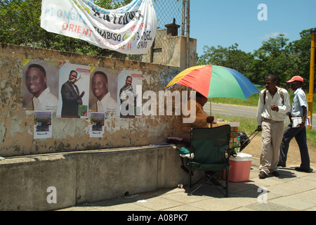 Dans la ville de King Williams Ciskei, Eastern Cape, Afrique du Sud RSA centre ville femme vendant Banque D'Images