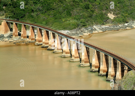 La bouche de la rivière Kaaimans et pont de chemin de fer près de Wilderness Western Cape Afrique du Sud RSA Banque D'Images