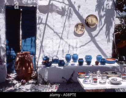 Village de pili, île de Kos, Grèce. La poterie typique en vente dans cour ombragée de shop Banque D'Images