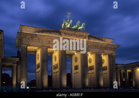 La porte de Brandebourg à Berlin Allemagne, un symbole d'espoir et de réunification et centre d'un grand nombre d'événements historiques de l'Allemagne Banque D'Images