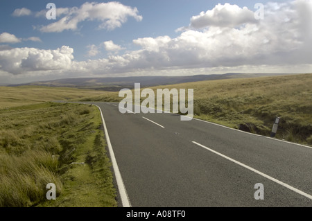 Vues dans les Brecon Beacons d'anciennes mines et la merveilleuse campagne sinueuse trouvés au pays de Galles au Royaume-Uni winding road Banque D'Images