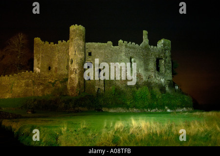 Laugharne Castle la nuit où Dylan Thomas a écrit beaucoup de ses oeuvres Banque D'Images