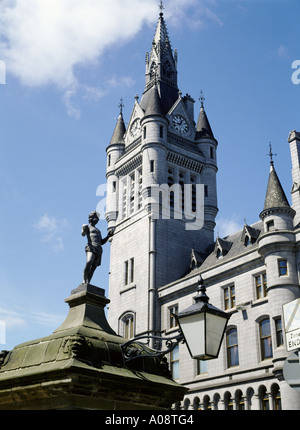 L'UNION EUROPÉENNE Statue dh mannie rue Maison de Ville Tour de l'horloge d'ABERDEEN en Écosse landmarks Banque D'Images