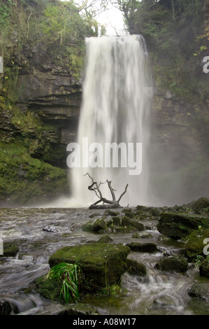 Henrhyd tombe dans Powys est la plus haute cascade dans les Brecon Beacons est du parc national des Brecon Beacons, près de Swansea Banque D'Images