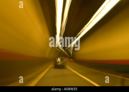 Images abstraites de rouler dans un tunnel Banque D'Images