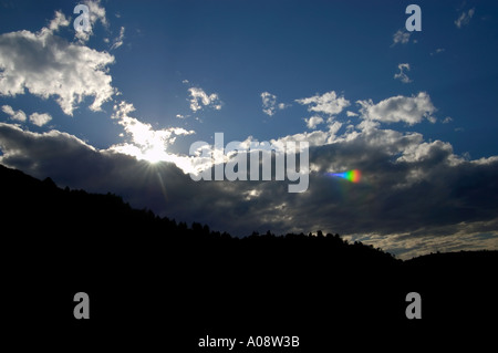 Un coup de feu dans le coucher du soleil avec le soleil caché et causant des reflets sur l'objectif Banque D'Images