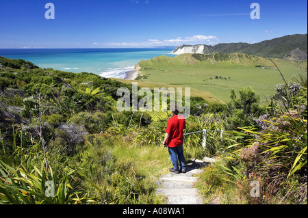 Les terres agricoles et la voie à East Cape Lighthouse Eastland Nouvelle-zélande Banque D'Images