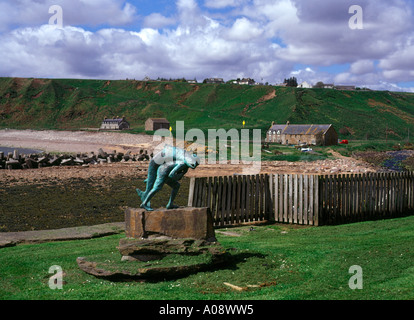 dh DUNBEATH CAITHNESS Kenn et la sculpture de saumon port baie statue eau Banque D'Images