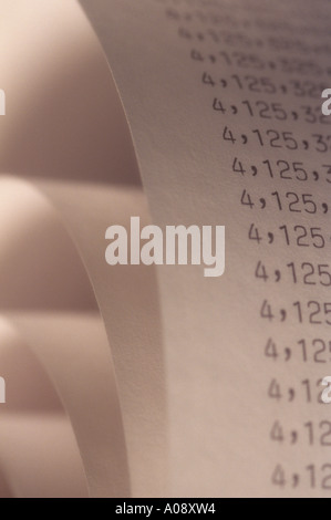 L'ajout de bandes en spirale de la machine abstraite interminables rangées de grands nombres. Banque D'Images