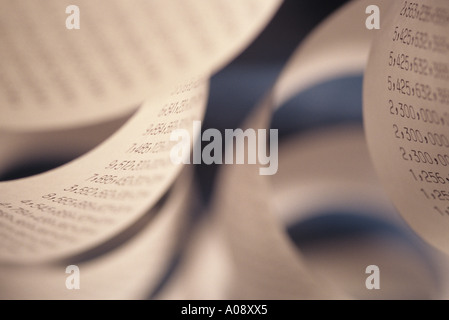 L'ajout de bandes en spirale de la machine abstraite interminables rangées de grands nombres. Banque D'Images