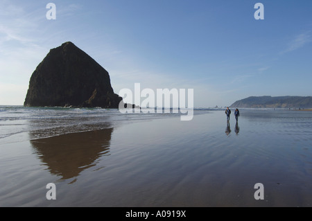 Promeneurs sur Cannon Beach, Oregon, USA Banque D'Images