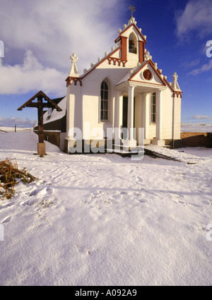 dh Nissen hutte de l'église ITALIENNE CHAPELLE ORKNEY décoré prisonnier de bâtiment de guerre avec neige blanche d'hiver ecosse royaume-uni deux monde camp Banque D'Images