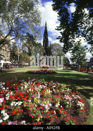 Les jardins de Princes Street dh ST Princes Gardens Edinburgh Sir Walter Scott monument commémoratif de parterres de fleurs parc d'herbe Banque D'Images