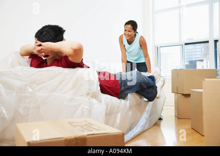 Couple au nouveau condo Banque D'Images