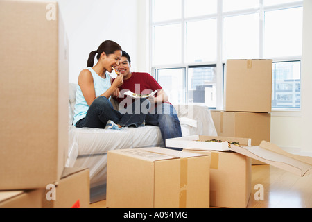 Couple Eating Pizza à nouveau condo Banque D'Images