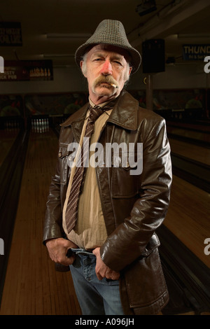 Portrait de l'homme dans l'allée de bowling Banque D'Images