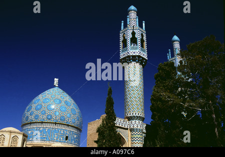 L'Iran Mahan mausolée du Sufi Derwisch Nur ud Din Ne metollah Vali Minaret tuiles Banque D'Images