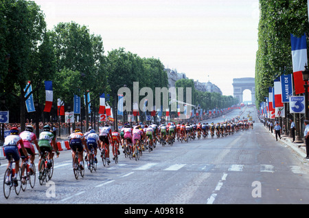 Les coureurs du Tour de France sur la dernière étape sur les Champs Elysées à Paris France Banque D'Images