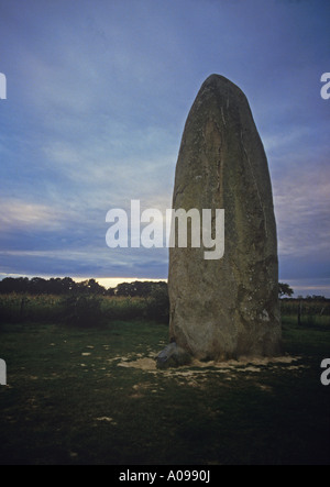 Menhir du Champ Dolent + de 9 mètres de haut standing stone en dehors de la petite ville de Dol dans le Nord Est de la Bretagne Banque D'Images