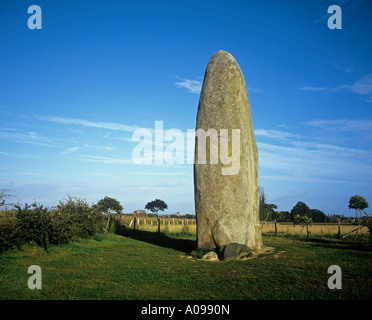 Menhir du Champ Dolent + de 9 mètres de haut standing stone en dehors de la petite ville de Dol dans le Nord Est de la Bretagne Banque D'Images