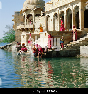 Les femmes vont chercher de l'eau au lac Gadisar, Jaisalmer, Rajasthan, India Banque D'Images