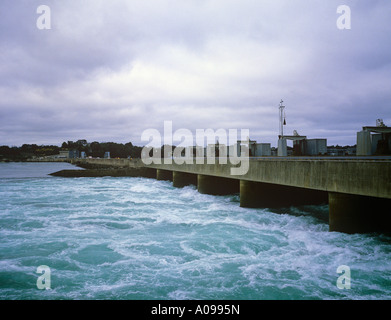 Barrage sur la Rance, près de St Malo produisant de l'électricité à partir de la rivière actuel et le flux de marée bretagne nord Banque D'Images