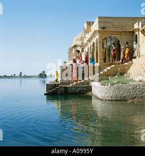 La collecte de l'eau femmes Rajasthani à Gadisar Lake, Jaisalmer, Rajasthan, India Banque D'Images