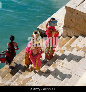 Le Rajasthan. Les jeunes femmes vont chercher de l'eau de Gadisar lake à Jaisalmer, Inde Banque D'Images