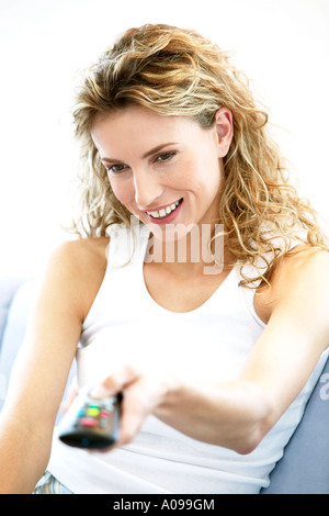 Frau mit Fernbedienung, femme au foyer avec télécommande Banque D'Images