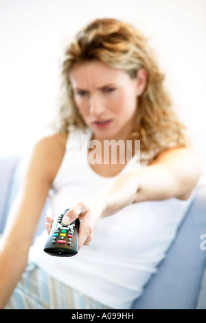 Frau mit Fernbedienung, femme au foyer avec télécommande Banque D'Images