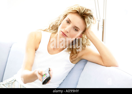 Frau mit Fernbedienung, femme au foyer avec télécommande Banque D'Images