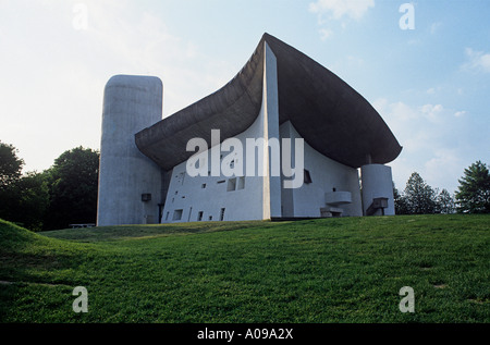 La Chapelle de Notre Dame du Haut mémorial aux morts de 1944 conçu par Le Corbusier Banque D'Images