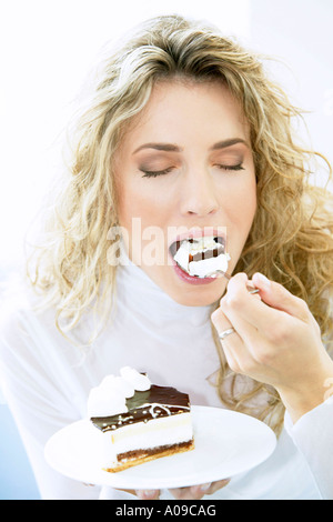 Frau mit une nascht Torte, woman eating cake Banque D'Images